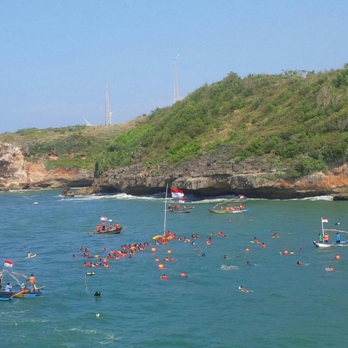 2 Tahun Vakum, Pengibaran Bendera di Tengah Laut Diadakan Kembali di Pantai Baron Gunungkidul. Gambar : Pengibaran Bendera