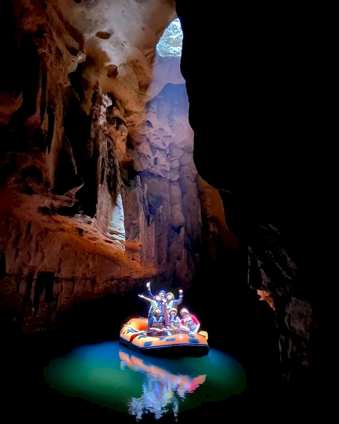 Berani Coba? Sensasi Cave Tubing di Goa Pindul yang Bikin Deg-degan Tapi Nagih!. Gambar : ig @goapindul.tv