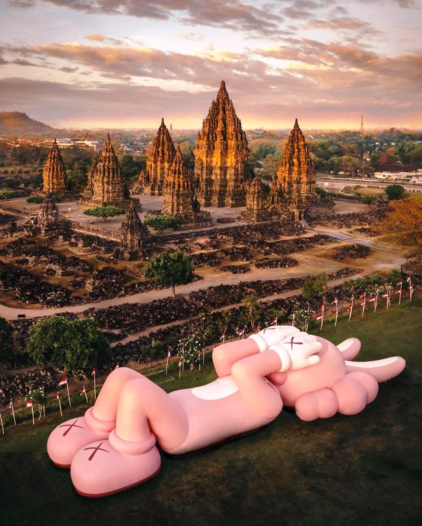 Boneka Raksasa di Candi Prambanan: Eksplorasi Seni KAWS. Gambar : 