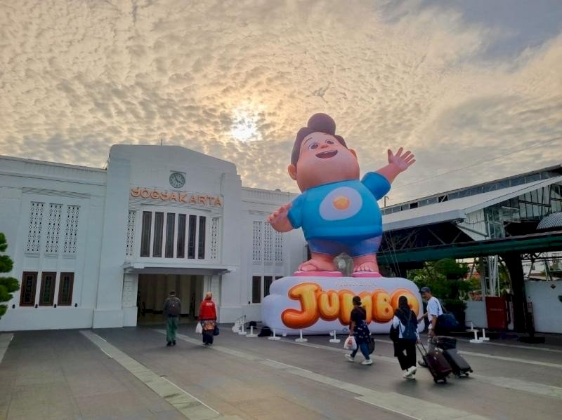 Bukan Bioskop, Tapi Stasiun Tugu Jogja! Jumbo Si Karakter Film Hits Hadir di Liburan Sekolah. Gambar : beritatrans.com