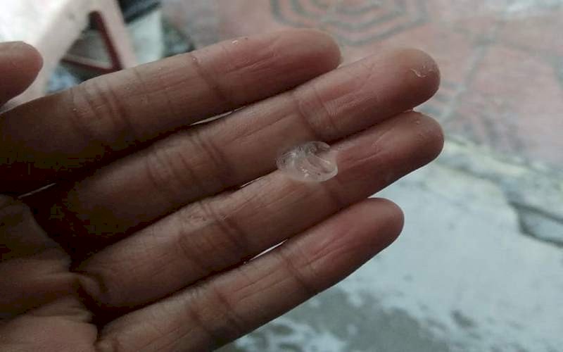 Butiran Es Turun saat Hujan Deras di kawasan utara Tugu Jogja hari ini. Gambar : Harian Jogja/Putri Meridhita