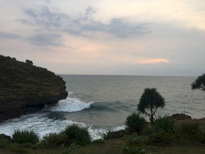 Pantai Kesirat : Surganya Pecinta Senja dan Rock Fishing. Gambar : 