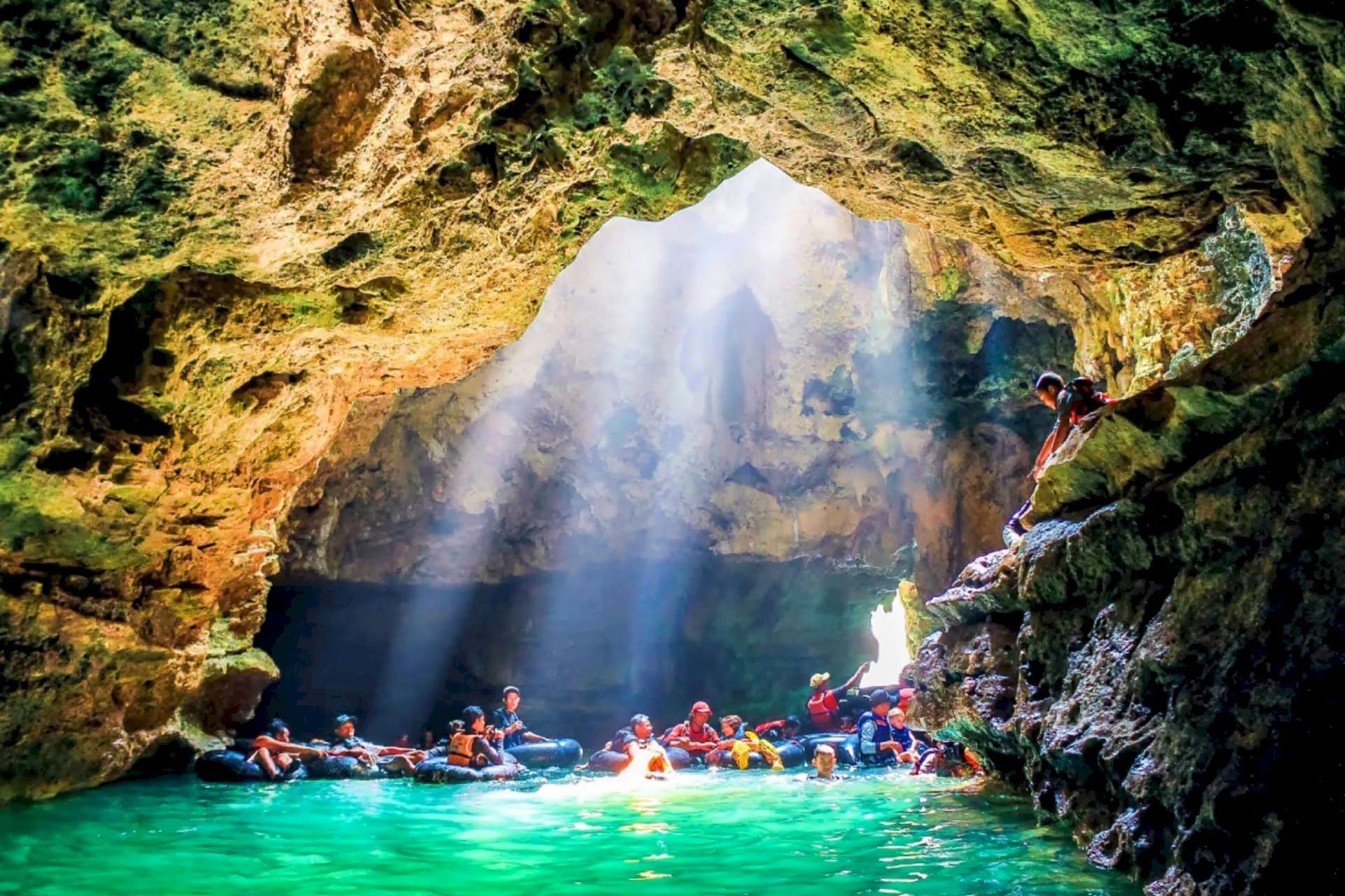 Goa Pindul: Legenda, Sensasi Cave Tubing, dan Tips Liburan Seru. Gambar : www.tiket.com