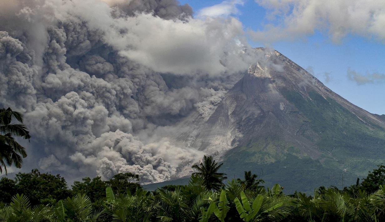 Gunung Merapi Erupsi, Aktivitas Masyarakat di Lereng Merapi Berjalan Seperti Biasa. Gambar : Merapi Erupsi