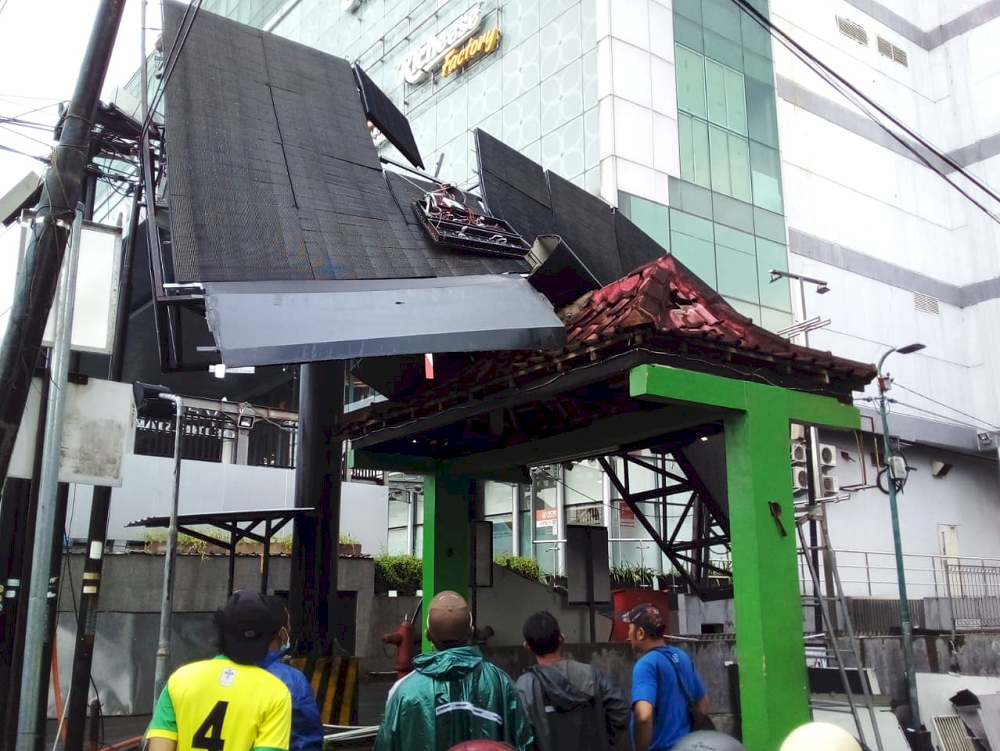 Hujan Lebat disertai Angin Kencang di Jogja hari ini, Beberapa Pohon dan Baliho roboh. Gambar : Billboard ambruk di sebelah Lippo Plaza