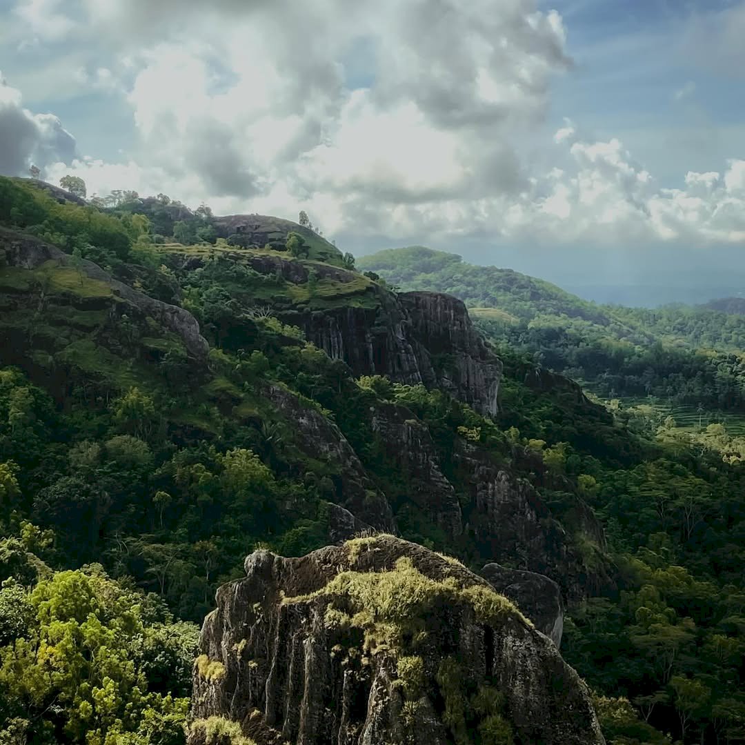 Jogja Punya Gunung Purba Keren yang Bisa Didaki Kurang dari 1 Jam yang Cocok Buat Pemula!. Gambar : ig @annisalmndjng_