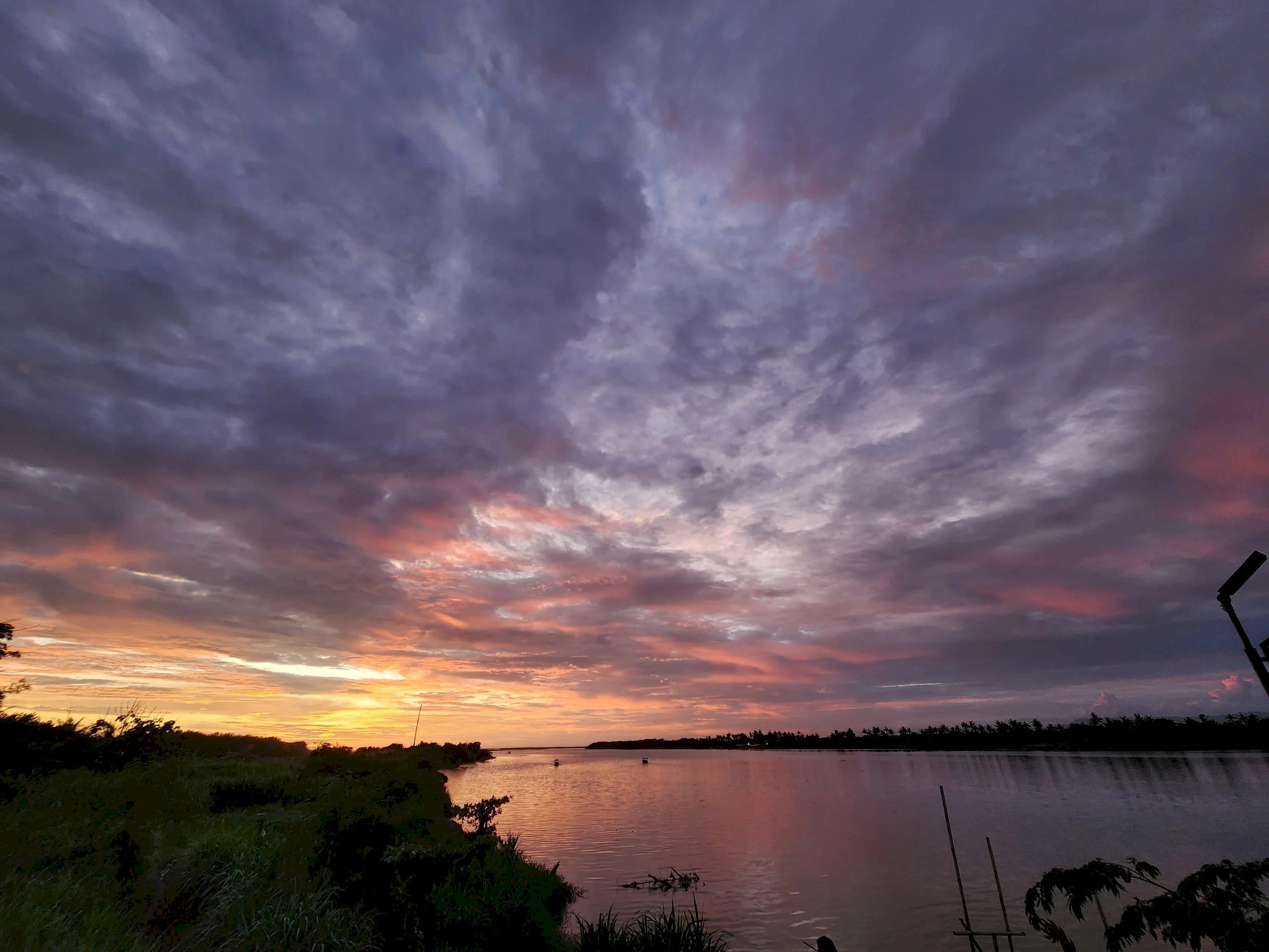 Jogja Punya Rahasia: Cara Nikmati Sunset Paling Gokil Tanpa Bayar Mahal!. Gambar : happytour.id