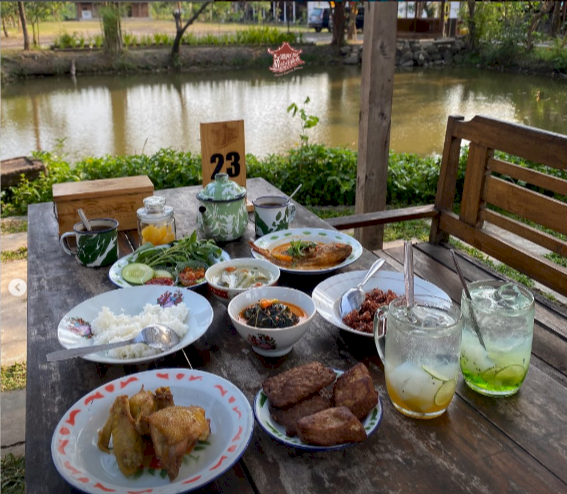 Kuliner Khas Jawa dan Suasana Desa di Kampoeng Mataraman Bantul. Gambar : IG @kampoengmataraman