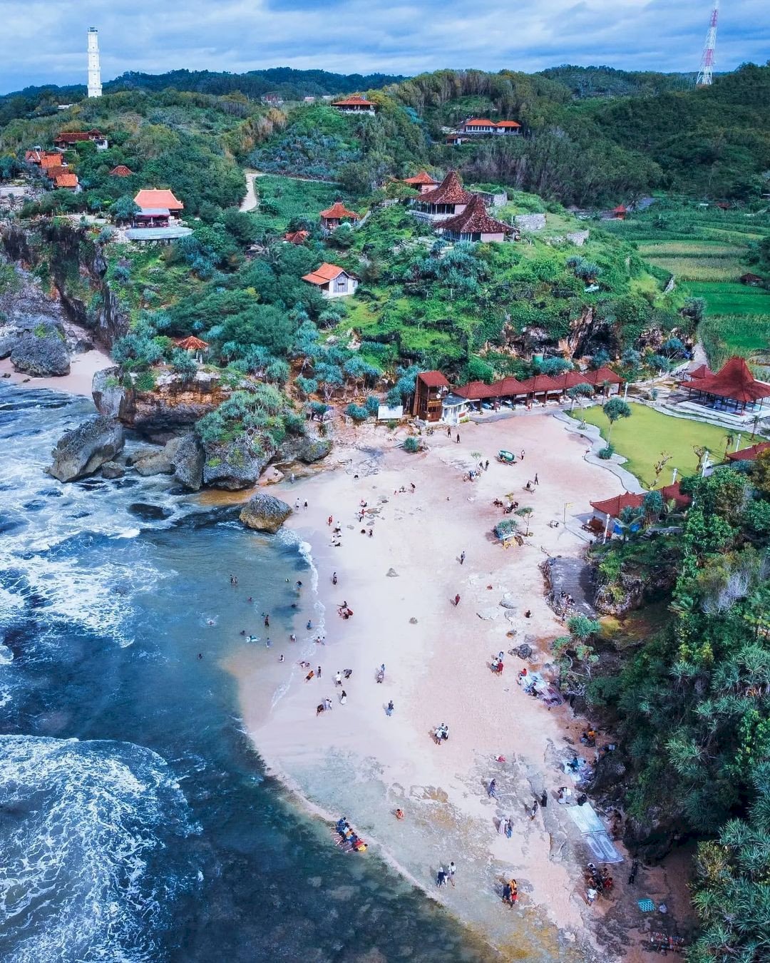 Jangan Sampai Nyesel! Pantai di Gunungkidul ini Wajib Banget Dikunjungi Pas Kamu Liburan ke Jogja. Gambar : IG @hajar_prasetyo