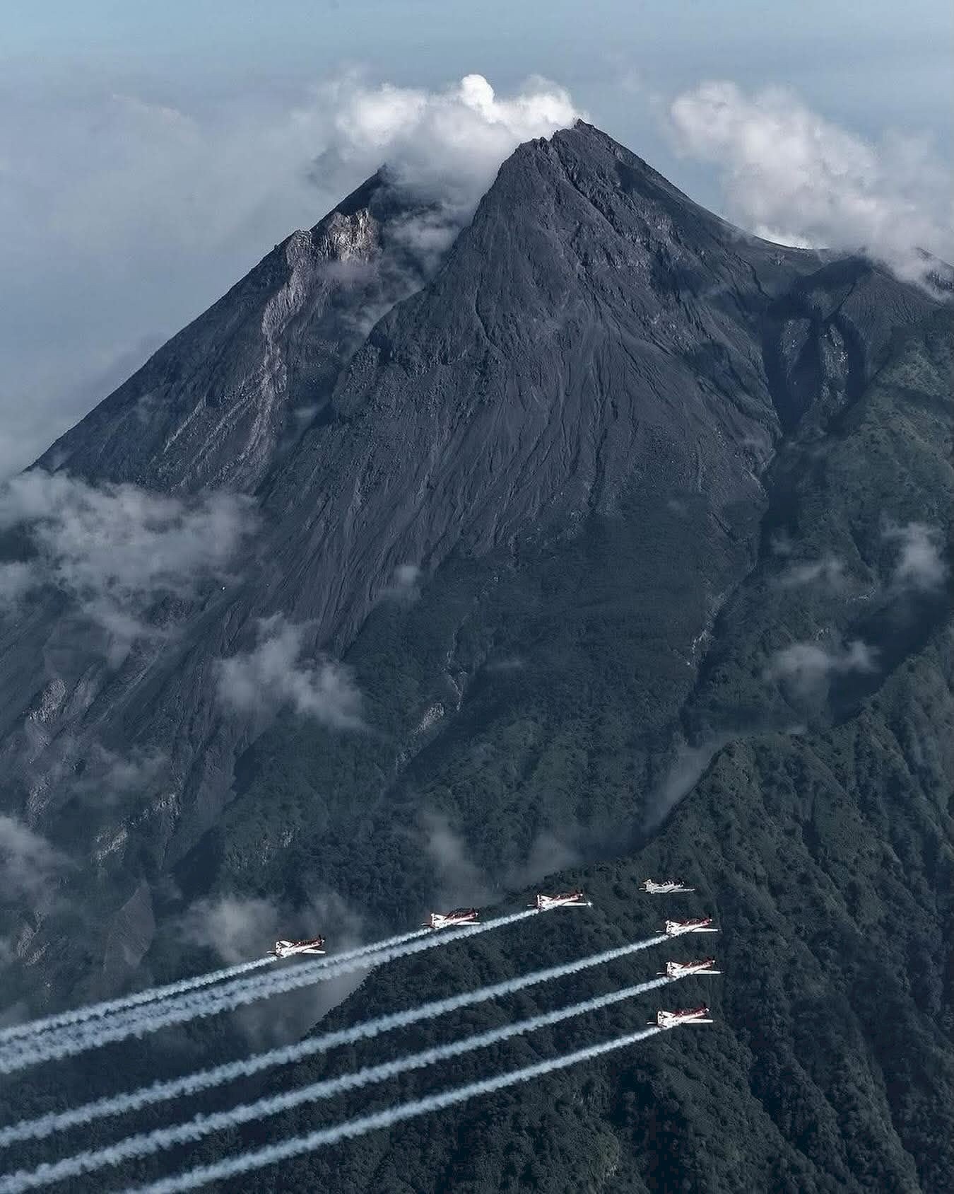 FOTO : Atraksi Tim Aerobatik Jupiter di Depan Merapi. Gambar : 📸 Foto: @kusree