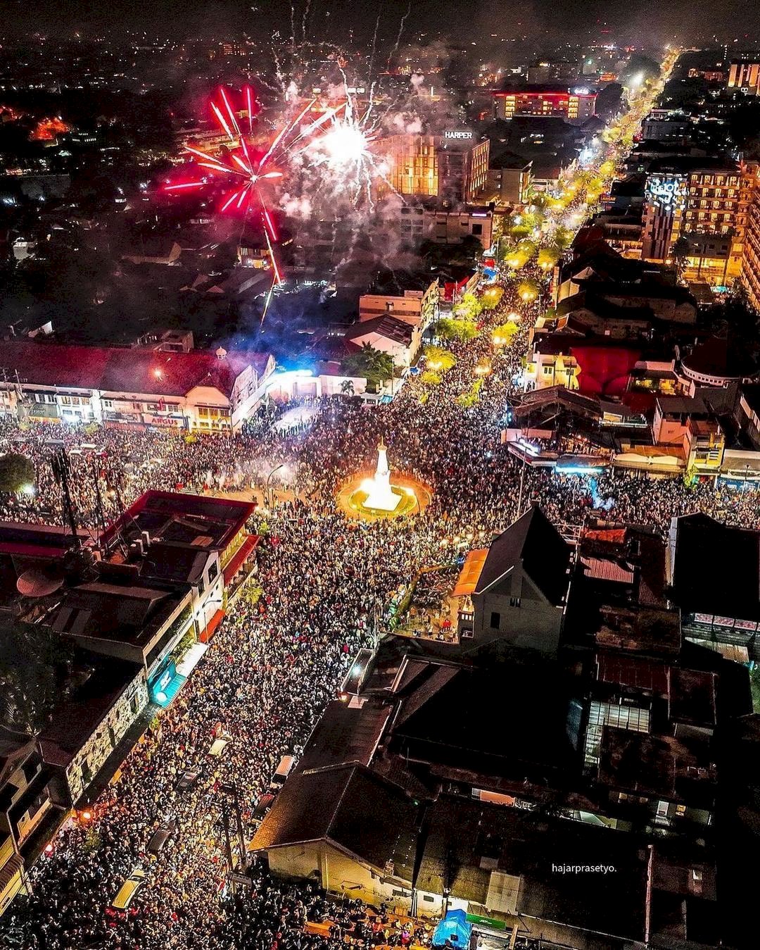 FOTO : Malam Tahun Baru 2023 di Tugu Jogja. Gambar : Photo by  @hajar_prasetyo  