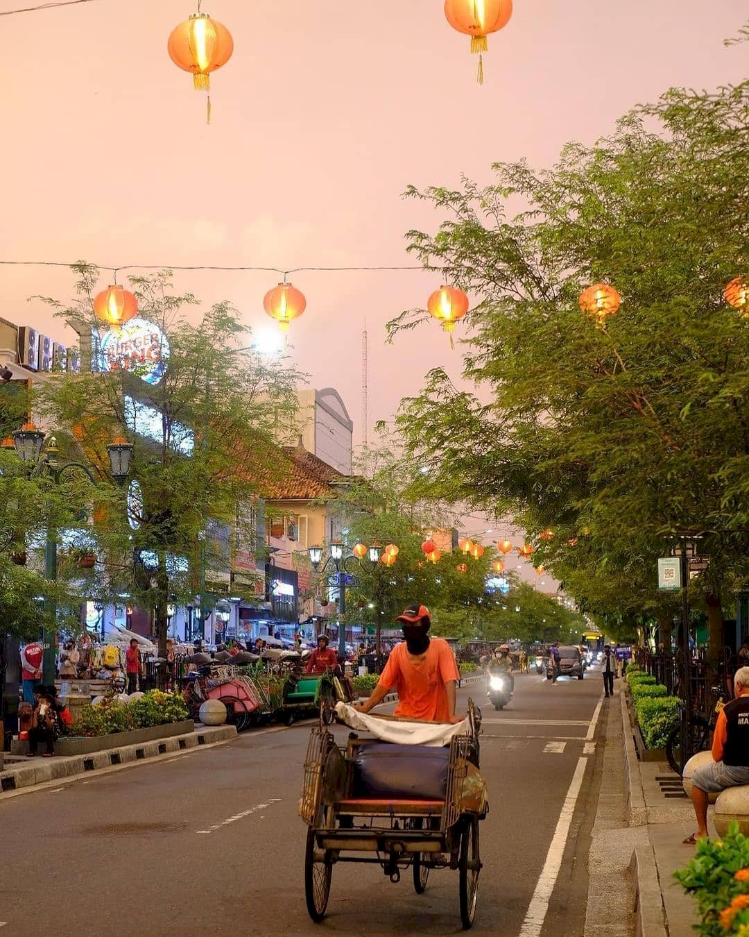 Malioboro Disiapkan Jadi Full Pedestrian Tahun Ini, Kendaraan BBM Bakal Dibatasi. Gambar : Malioboro. Foto  @jogja24jam ⁣