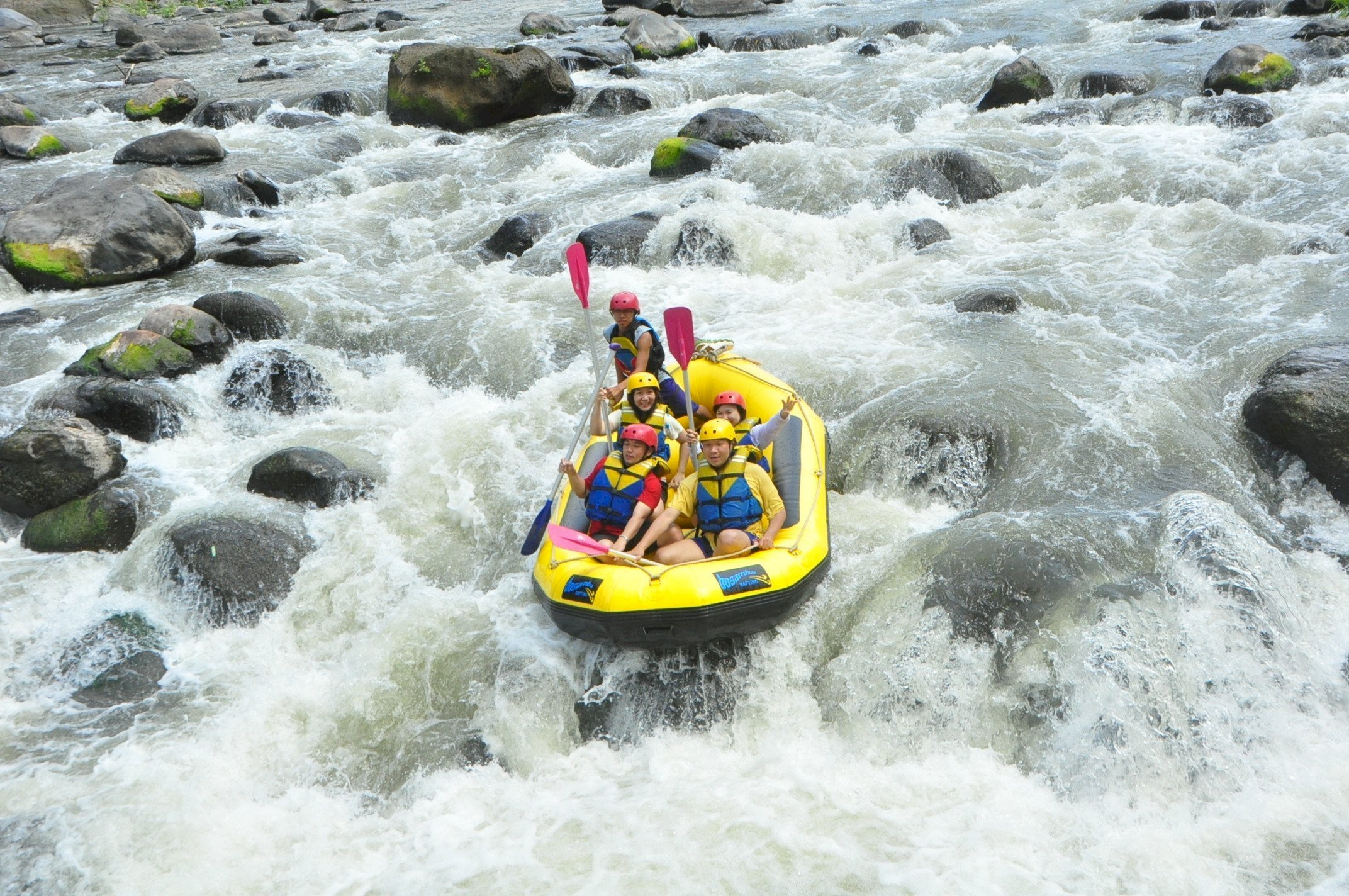 Mau Adrenalinmu Terpacu? Yuk Berwisata Arung Jeram di Yogyakarta!. Gambar : tempatwisata.pro