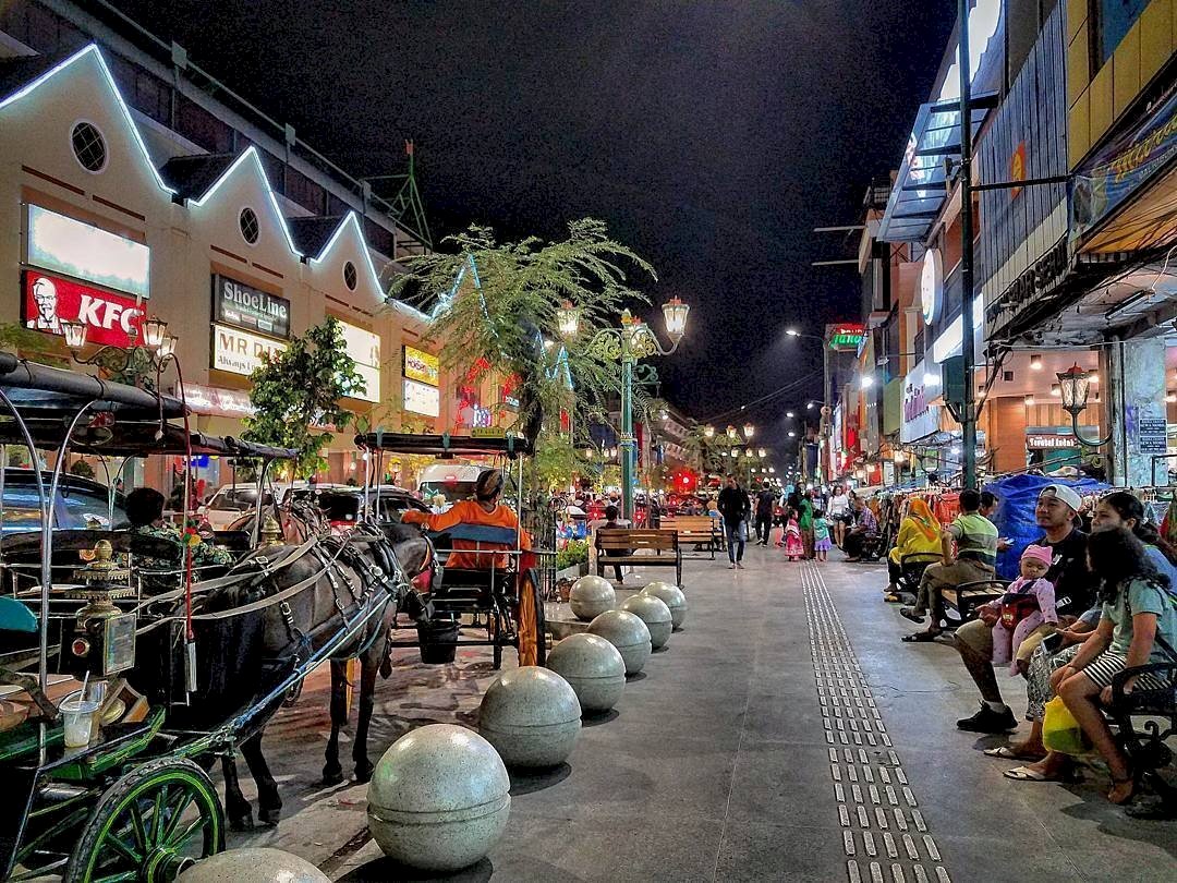 Mau Belanja di Malioboro? Cek Dulu 7 Tips Ini Biar Dapat Barang Bagus Harga Miring!. Gambar : dejogjaadventure.com
