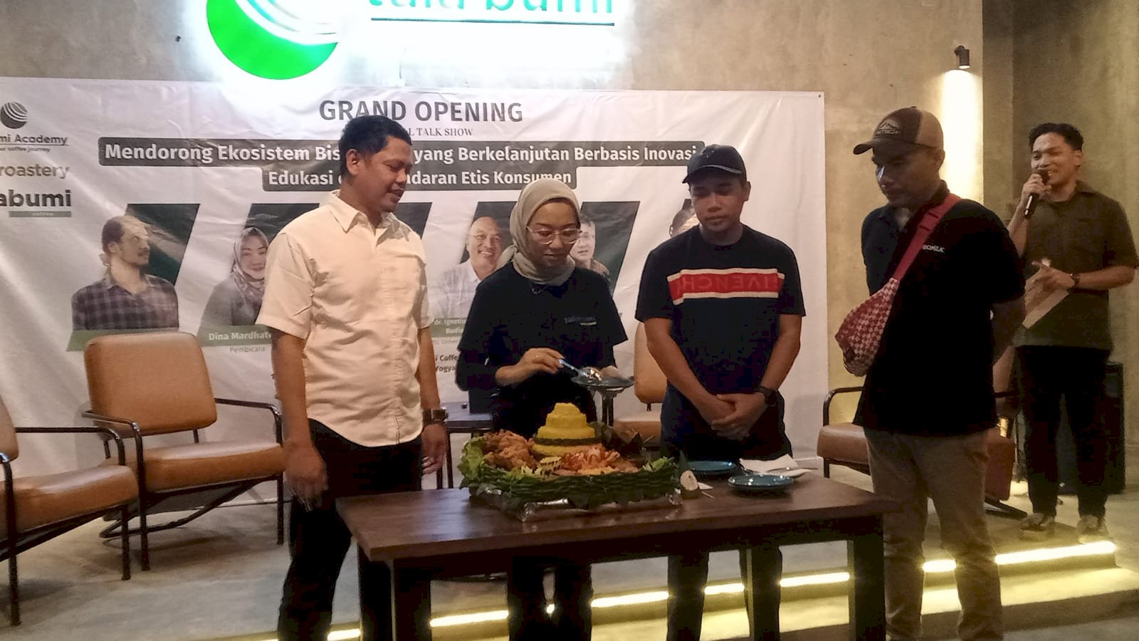 Menciptakan Tren Kopi Baru, Talabumi Academy Siap Lahirkan Barista dan Pengusaha Kopi Handal. Gambar : Pemotongan Tumpeng Peresmian Talabumi Akademi