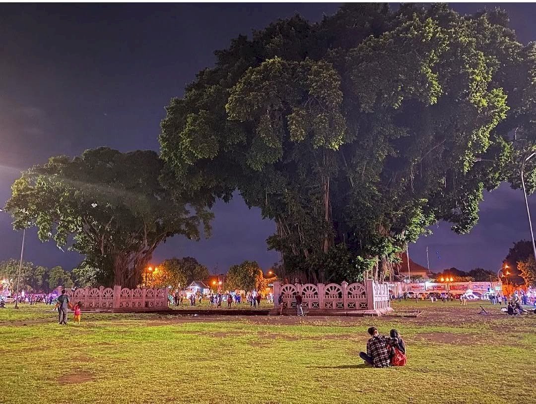 Nongkrong Malam di Jogja? Alun-Alun Kidul Punya Spot Seru yang Nggak Pernah Sepi!. Gambar : ig @donietomo