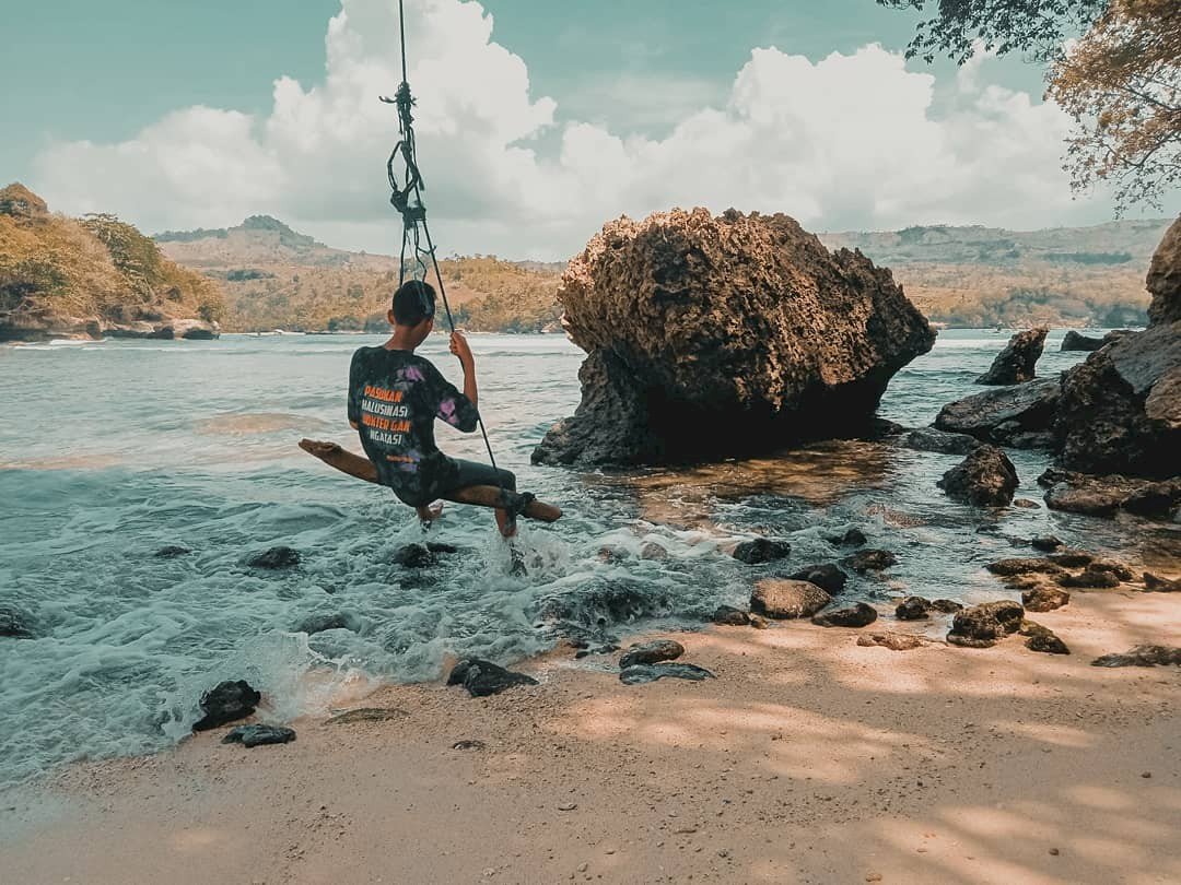 Pantai Sawahan, Menikmati Pesona Pantai Tersembunyi di Tepus, Gunungkidul. Gambar : Foto : @akmal_ll99