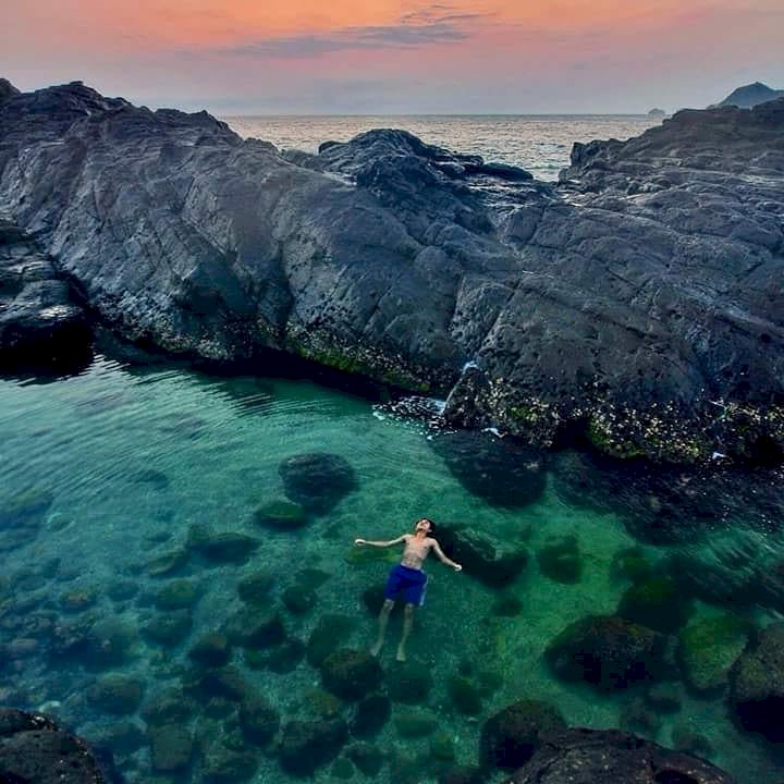 Pantai Wediombo: Kolam Alami Cantik di Jogja yang Bikin Nggak Mau Pulang!. Gambar : ig @ wahyumhdrizki