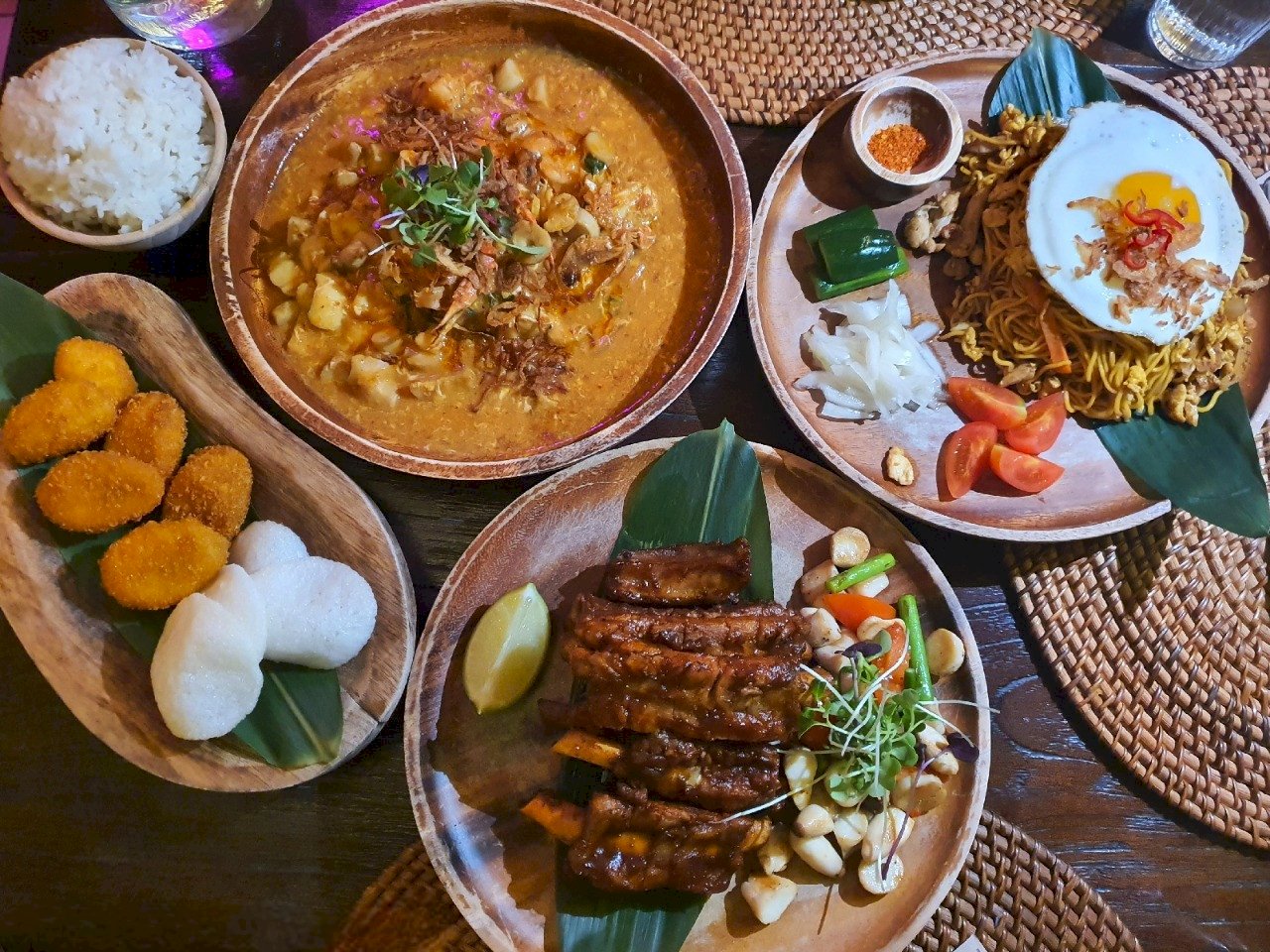 Pemandangan Indah dan Hidangan Lezat: 4 Restoran Romantis di Jogja yang Wajib Kamu Coba. Gambar : emmasabatini.com