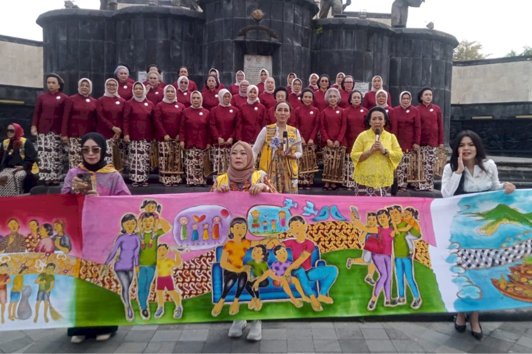 Peringatan Hari Batik Nasional, Launching Mahakarya Batik Sepanjang 50 Meter karya Penyandang Kanker Anak . Gambar : 