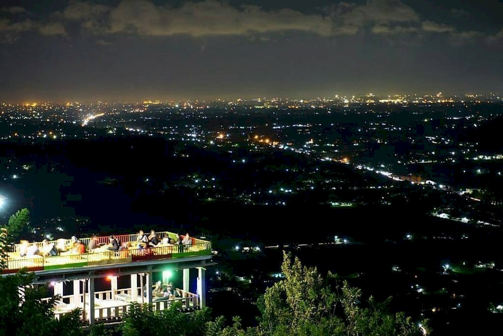 Sensasi Nongkrong di Lantai Dua Jogja yang Dipenuhi Lampu Kota. Gambar : visitingjogja.jogjaprov.go.id