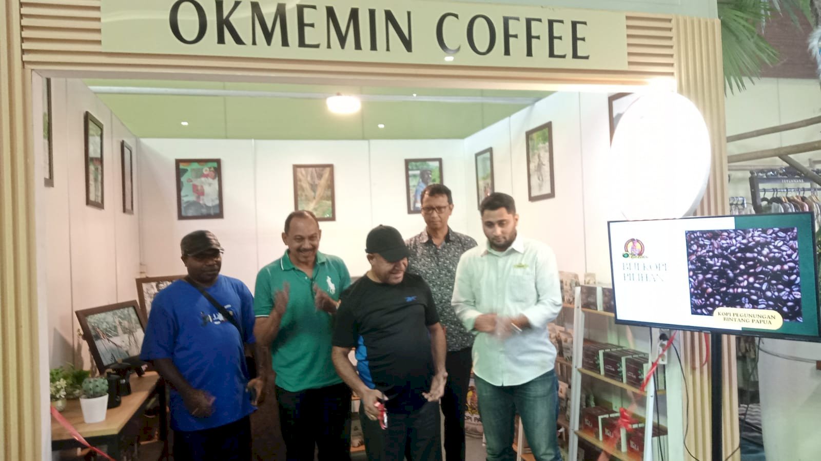 Stand Kopi Organik Asli Papua hadir di NYIA Yogyakarta Diresmikan Bupati Bintang Jaya. Gambar :  Peremian Stand kopi OKMEMIN