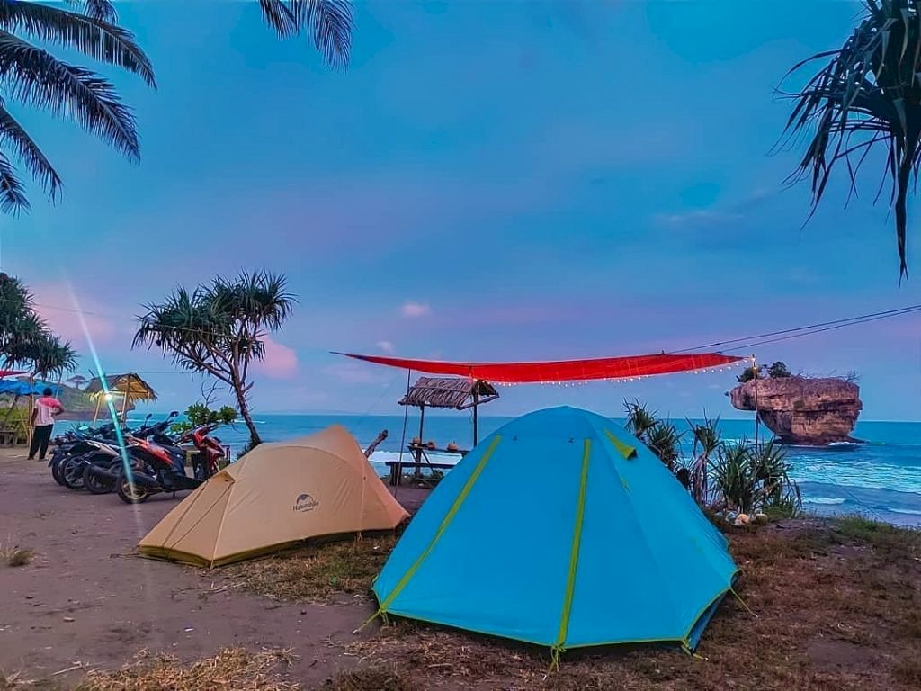 Suka Berkemah di Pantai? Ini Rekomendasi Pantai di Jogja yang Cocok untuk Berkemah. Gambar : sumber : Photo by @kelilingpangandaran