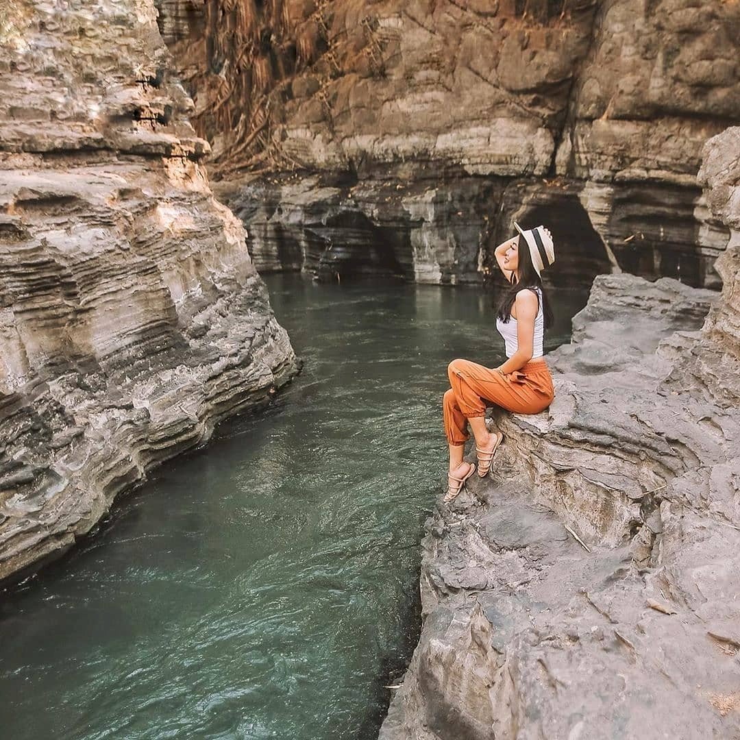 Taman Wisata Batu Kapal spot foto keren bentukan Lava Cair Gunung Api Purba. Gambar : https://www.instagram.com/p/CFqwUCEB7Nm