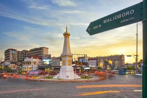 Tugu Jogja: Lebih dari Monumen, Titik Harmoni Alam & Jiwa Kota Gudeg!. Gambar : http://raminten.com