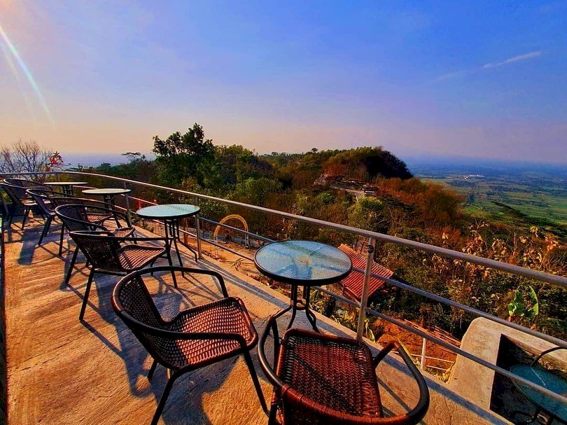 View Gunung + Kopi Hangat? Watu Langit Jogja Tempat Nongkrong Paling Adem Buat Healing!. Gambar : ig @watulangitjogjaa