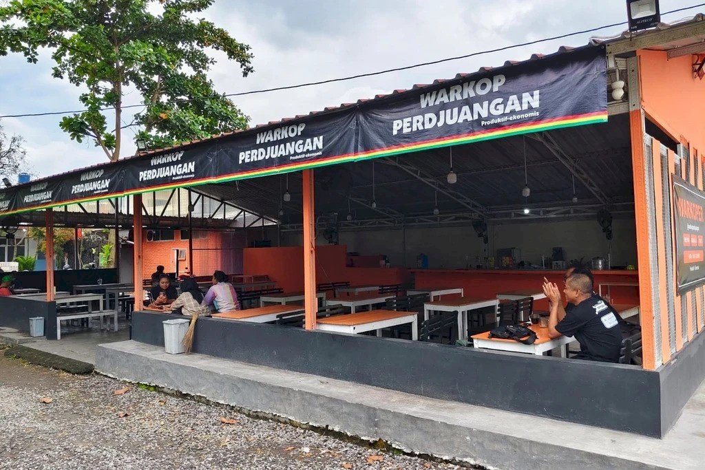 Warkop Perdjuangan Jogja Gratiskan Makan untuk Mahasiswa Sumatera Terdampak Bencana. Gambar : 