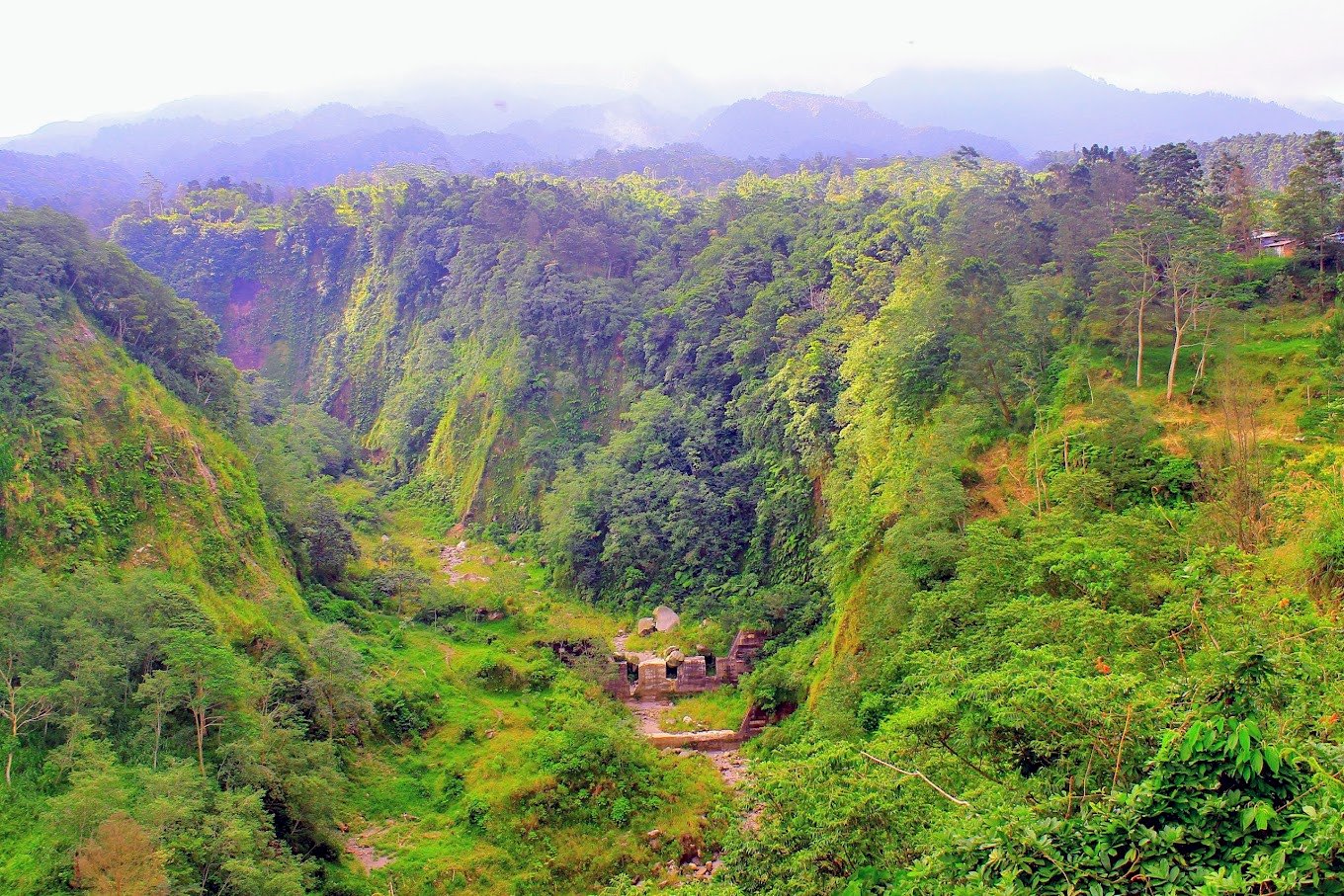  Jelajahi Pesona Tebing Andesit di Bukit Kali Kuning, dijogja.co.  Jelajahi Pesona Tebing Andesit di Bukit Kali Kuning.