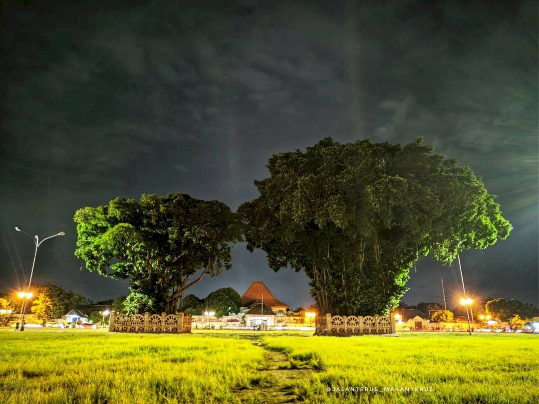 Alun-alun Selatan Yogyakarta: Sejarah, Kegiatan, dan Wisata di Sekitarnya, dijogja.co. Alun-alun Selatan Yogyakarta: Sejarah, Kegiatan, dan Wisata di Sekitarnya.