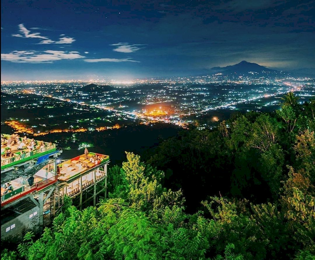 Bukit Bintang Jogja: Nikmati Pemandangan Kota Yogyakarta dari Ketinggian dan Wisata Kuliner yang Menggugah Selera, dijogja.co. Bukit Bintang Jogja: Nikmati Pemandangan Kota Yogyakarta dari Ketinggian dan Wisata Kuliner yang Menggugah Selera.