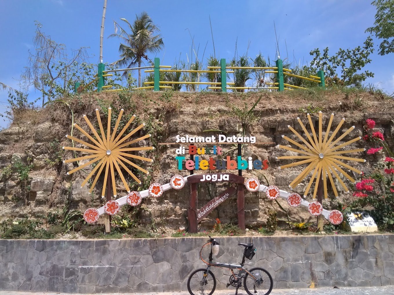 Bukit Teletubbies: Destinasi Liburan Keluarga yang Unik di Jogja, dijogja.co. Bukit Teletubbies: Destinasi Liburan Keluarga yang Unik di Jogja.