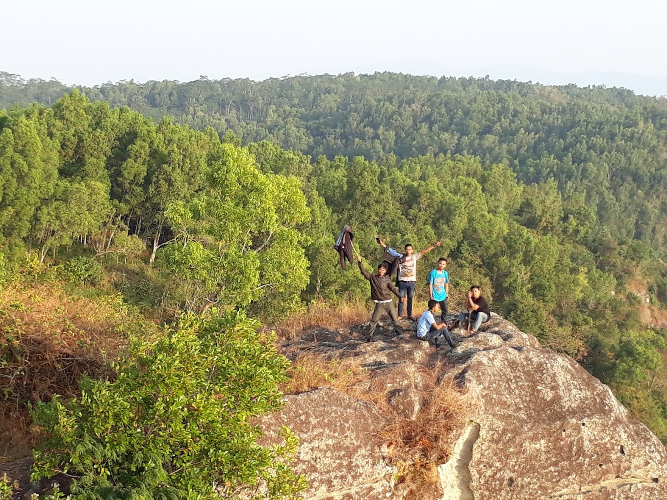 Gunung Cloreng: Petualangan Mendaki dengan Hadiah Pemandangan Mengagumkan, dijogja.co. Gunung Cloreng: Petualangan Mendaki dengan Hadiah Pemandangan Mengagumkan.