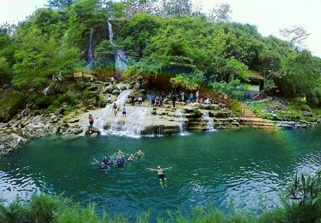 Keindahan Air Terjun Sri Gethuk dengan Tinggi Mencapai 25 Meter, dijogja.co. Keindahan Air Terjun Sri Gethuk dengan Tinggi Mencapai 25 Meter.