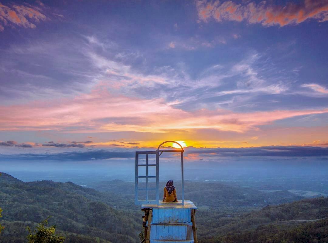 Keindahan Alam dan Spot Foto Instagramable di Pintoe Langit Dahromo, Destinasi Terbaru di Yogyakarta, dijogja.co. Keindahan Alam dan Spot Foto Instagramable di Pintoe Langit Dahromo, Destinasi Terbaru di Yogyakarta.