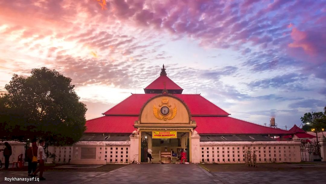 Masjid Gedhe Kauman :  Info Tiket Masuk, Peta Lokasi, Jam Buka, Fasilitas, & Spot Foto Terbaru. Masjid Gedhe Kauman, Masjid Kesultanan Yogyakarta Sebelah Barat Kompleks Alun-alun Utara.