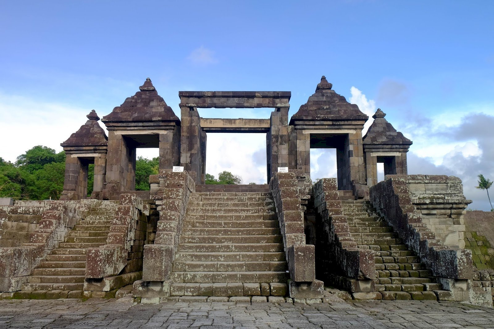 Menapaki Bukit Candi Ratu Boko: Pesona Panorama yang Menakjubkan, dijogja.co. Menapaki Bukit Candi Ratu Boko: Pesona Panorama yang Menakjubkan.