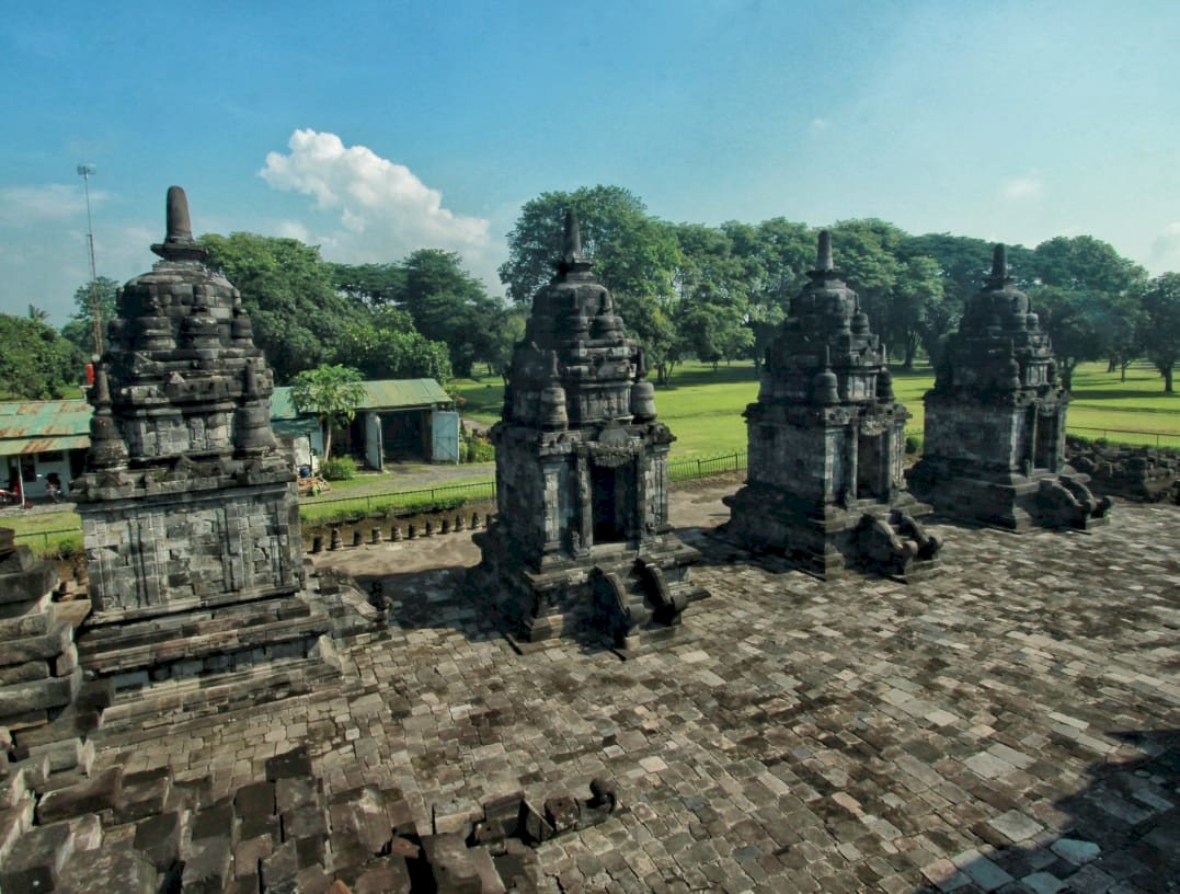 Menelusuri Sejarah Candi Lumbung dan Kelurak di Yogyakarta, dijogja.co. Menelusuri Sejarah Candi Lumbung dan Kelurak di Yogyakarta.