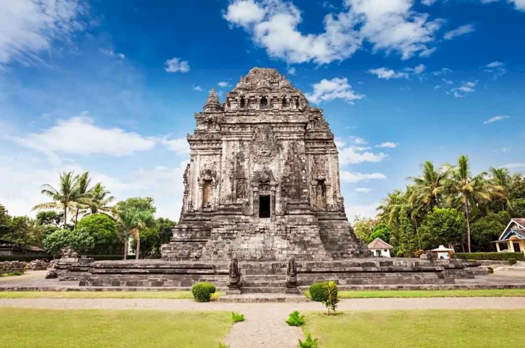 Menikmati Keindahan dan Sejarah Candi Kalasan di Yogyakarta, dijogja.co. Menikmati Keindahan dan Sejarah Candi Kalasan di Yogyakarta.