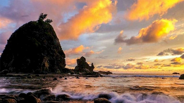 Menikmati Keindahan Pantai Karang Watu Lumbung di Gunungkidul, dijogja.co. Menikmati Keindahan Pantai Karang Watu Lumbung di Gunungkidul.