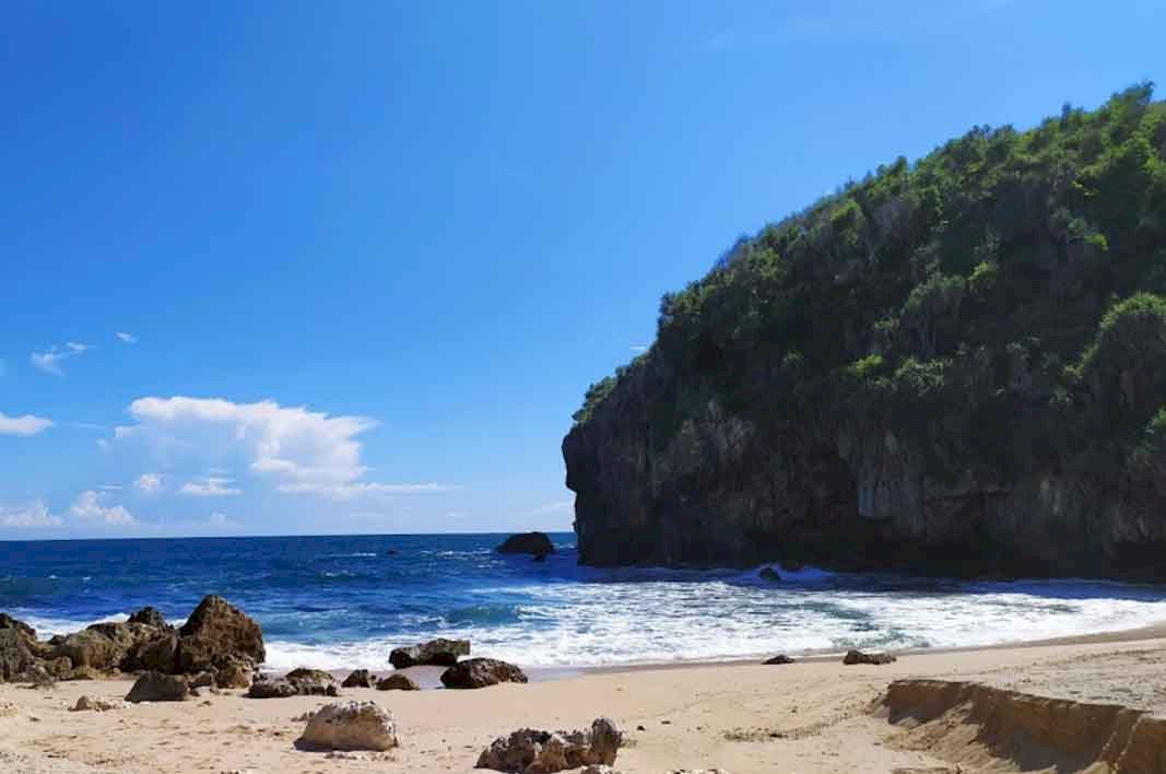 Menikmati Keindahan Pantai Kayu Arum di Gunungkidul Yogyakarta, dijogja.co. Menikmati Keindahan Pantai Kayu Arum di Gunungkidul Yogyakarta.