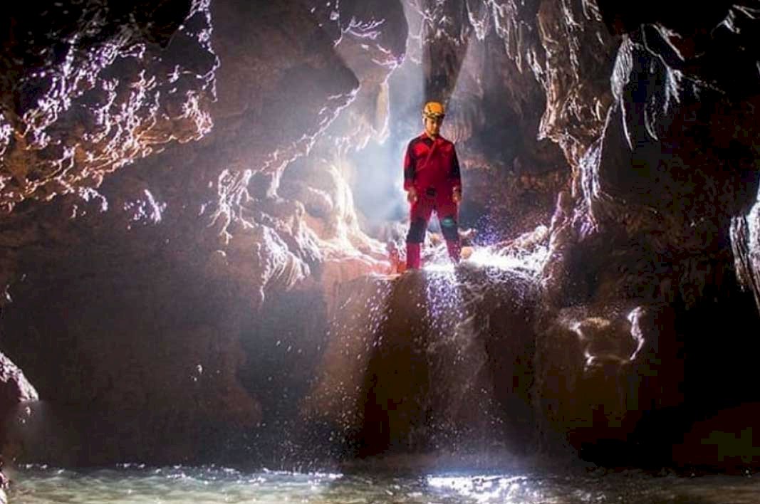 Menjelajahi Keindahan Stalagmit dan Stalagtit di Goa Cerme: Wisata Alam Tersembunyi yang Menakjubkan di Jogja, dijogja.co. Menjelajahi Keindahan Stalagmit dan Stalagtit di Goa Cerme: Wisata Alam Tersembunyi yang Menakjubkan di Jogja.