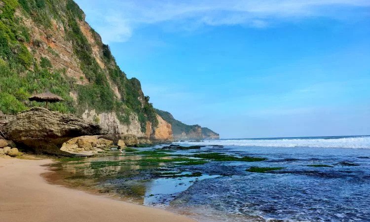 Menyaksikan Keindahan Pantai Seruni di Tengah Ketenangan dan Kesejukan, dijogja.co. Menyaksikan Keindahan Pantai Seruni di Tengah Ketenangan dan Kesejukan.