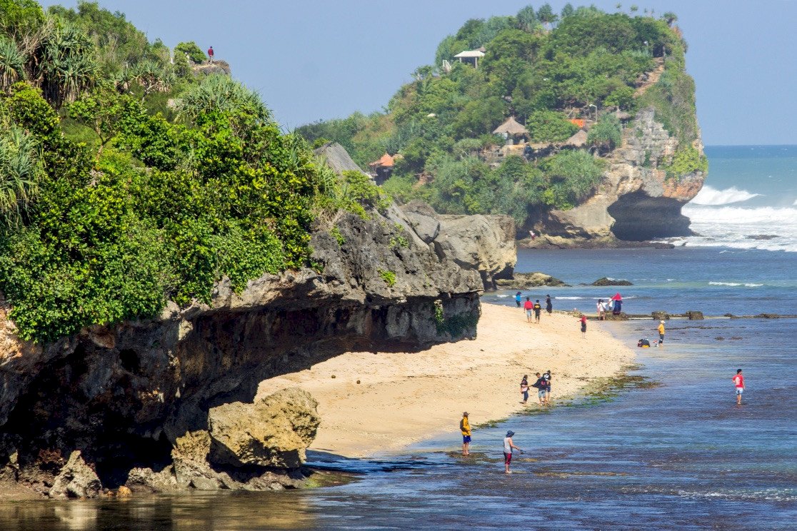 Menyatu dengan Keindahan Alam di Pantai Drini Yogyakarta, dijogja.co. Menyatu dengan Keindahan Alam di Pantai Drini Yogyakarta.