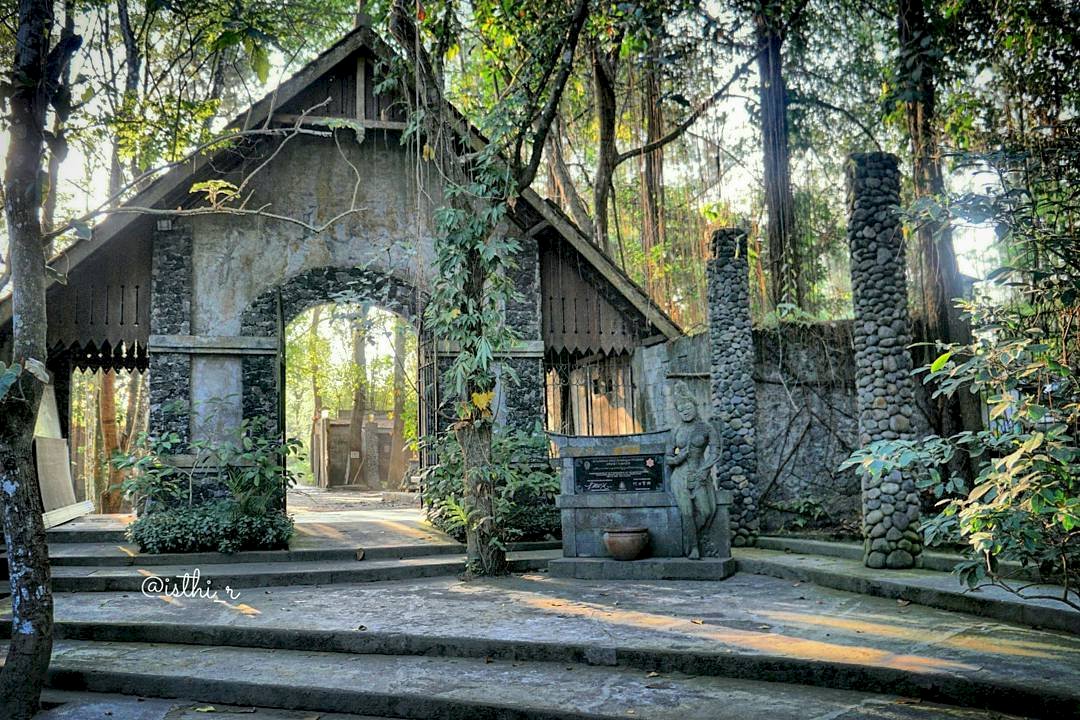 Museum Ullen Sentalu: Menjaga Identitas Kultural dan Keunikan Kebudayaan Jawa, dijogja.co. Museum Ullen Sentalu: Menjaga Identitas Kultural dan Keunikan Kebudayaan Jawa.