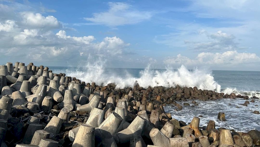 Pantai Glagah: Keistimewaan Pantai dengan Kontur Tanah Landai di DIY, dijogja.co. Pantai Glagah: Keistimewaan Pantai dengan Kontur Tanah Landai di DIY.