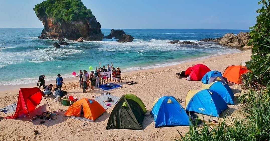 Pantai Jungwok, Pantai yang Memiliki Panorama yang Indah dengan Pasir Putih Khas Dari Gunungkidul, dijogja.co. Pantai Jungwok, Pantai yang Memiliki Panorama yang Indah dengan Pasir Putih Khas Dari Gunungkidul.